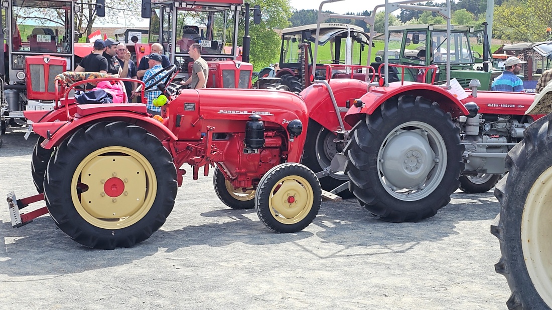 Oldtimer- und Traktortreffen in Kirchenpingarten.
Am 3. Mai 2026 war es wieder soweit...
das Frankenpfälzer Bulldogtreffen lockte hunderte historische Schlepper in den kleinen Ort.
Das Wetter war mit ca. 26 Grad einfach nur herrlich. Die Besucher waren bestens versorgt. 
Organisiert wurde dieses Bulldogtreffen von Peter Heser, der FFW Kirchenpingarten und seinen zahlreichen Mitstreitern...