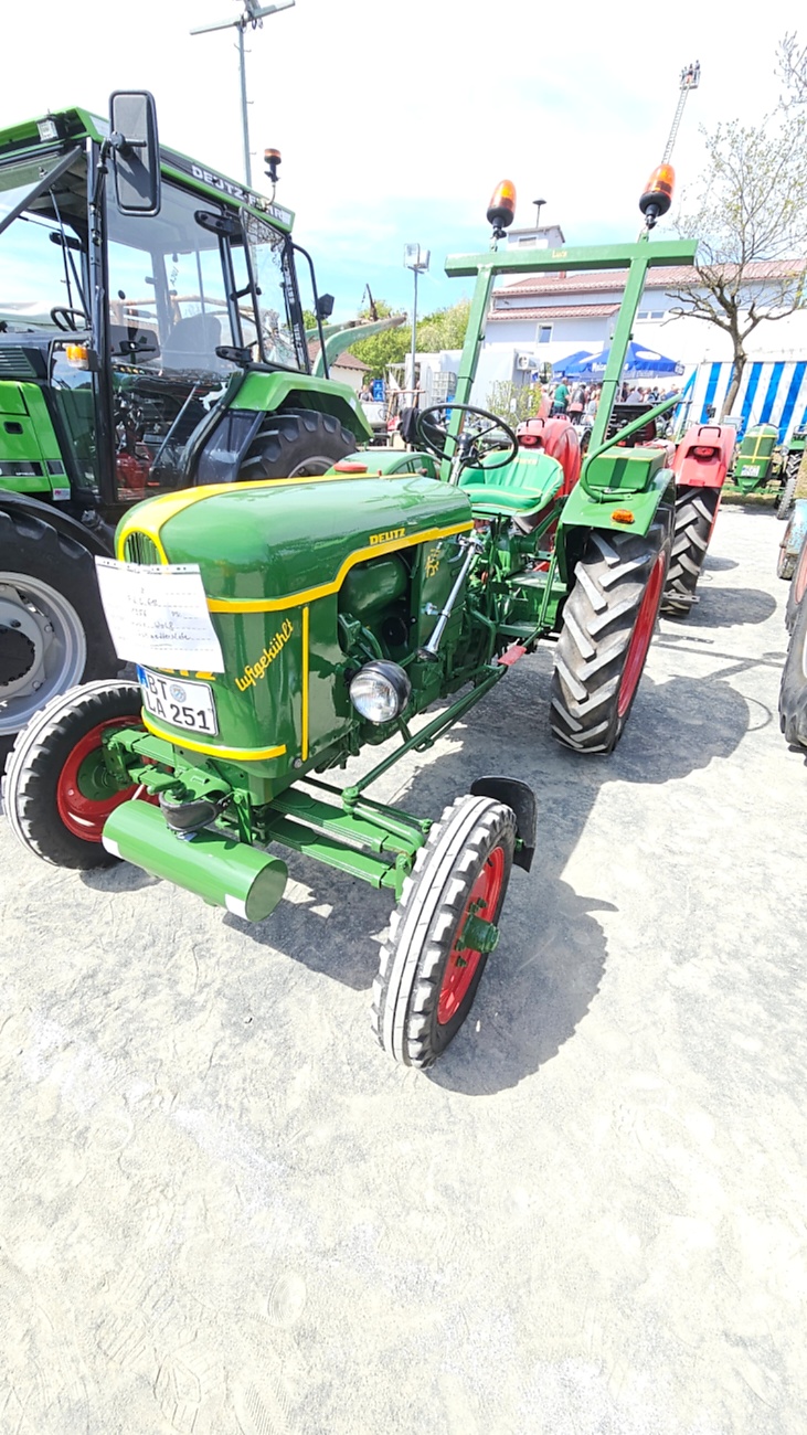Oldtimer- und Traktortreffen in Kirchenpingarten.
Am 3. Mai 2026 war es wieder soweit...
das Frankenpfälzer Bulldogtreffen lockte hunderte historische Schlepper in den kleinen Ort.
Das Wetter war mit ca. 26 Grad einfach nur herrlich. Die Besucher waren bestens versorgt. 
Organisiert wurde dieses Bulldogtreffen von Peter Heser, der FFW Kirchenpingarten und seinen zahlreichen Mitstreitern...