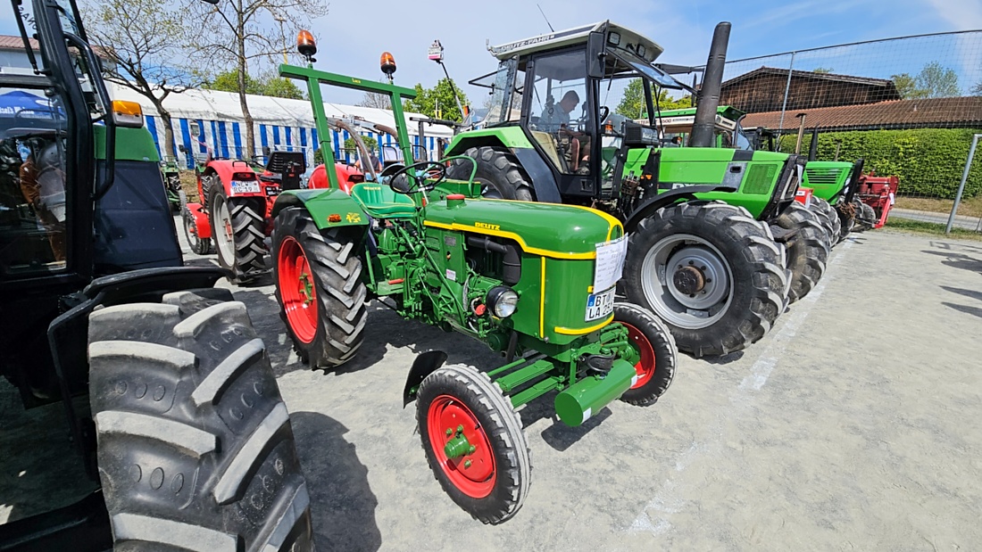 Oldtimer- und Traktortreffen in Kirchenpingarten.
Am 3. Mai 2026 war es wieder soweit...
das Frankenpfälzer Bulldogtreffen lockte hunderte historische Schlepper in den kleinen Ort.
Das Wetter war mit ca. 26 Grad einfach nur herrlich. Die Besucher waren bestens versorgt. 
Organisiert wurde dieses Bulldogtreffen von Peter Heser, der FFW Kirchenpingarten und seinen zahlreichen Mitstreitern...