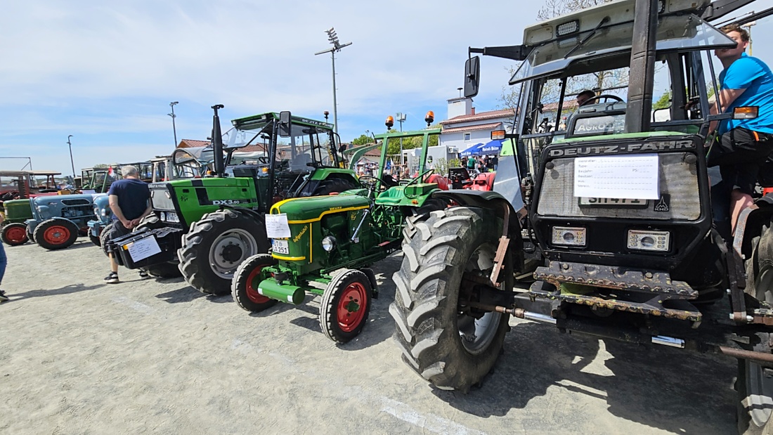Oldtimer- und Traktortreffen in Kirchenpingarten.
Am 3. Mai 2026 war es wieder soweit...
das Frankenpfälzer Bulldogtreffen lockte hunderte historische Schlepper in den kleinen Ort.
Das Wetter war mit ca. 26 Grad einfach nur herrlich. Die Besucher waren bestens versorgt. 
Organisiert wurde dieses Bulldogtreffen von Peter Heser, der FFW Kirchenpingarten und seinen zahlreichen Mitstreitern...