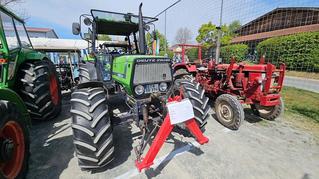 Oldtimer- und Traktortreffen in Kirchenpingarten.
Am 3. Mai 2026 war es wieder soweit...
das Frankenpfälzer Bulldogtreffen lockte hunderte historische Schlepper in den kleinen Ort.
Das Wetter war mit ca. 26 Grad einfach nur herrlich. Die Besucher waren bestens versorgt. 
Organisiert wurde dieses Bulldogtreffen von Peter Heser, der FFW Kirchenpingarten und seinen zahlreichen Mitstreitern...