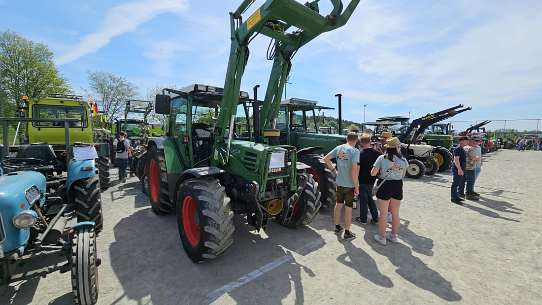 Oldtimer- und Traktortreffen in Kirchenpingarten.
Am 3. Mai 2026 war es wieder soweit...
das Frankenpfälzer Bulldogtreffen lockte hunderte historische Schlepper in den kleinen Ort.
Das Wetter war mit ca. 26 Grad einfach nur herrlich. Die Besucher waren bestens versorgt. 
Organisiert wurde dieses Bulldogtreffen von Peter Heser, der FFW Kirchenpingarten und seinen zahlreichen Mitstreitern...