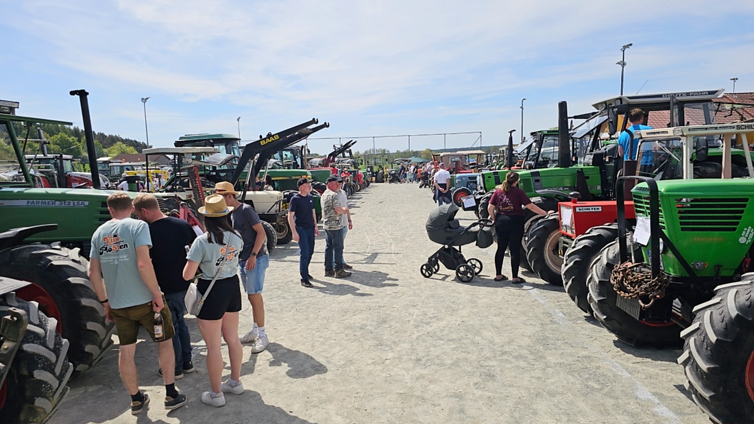 Oldtimer- und Traktortreffen in Kirchenpingarten.
Am 3. Mai 2026 war es wieder soweit...
das Frankenpfälzer Bulldogtreffen lockte hunderte historische Schlepper in den kleinen Ort.
Das Wetter war mit ca. 26 Grad einfach nur herrlich. Die Besucher waren bestens versorgt. 
Organisiert wurde dieses Bulldogtreffen von Peter Heser, der FFW Kirchenpingarten und seinen zahlreichen Mitstreitern...