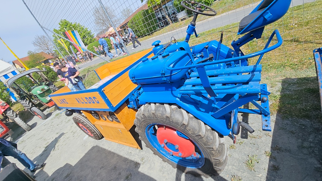 Oldtimer- und Traktortreffen in Kirchenpingarten.
Am 3. Mai 2026 war es wieder soweit...
das Frankenpfälzer Bulldogtreffen lockte hunderte historische Schlepper in den kleinen Ort.
Das Wetter war mit ca. 26 Grad einfach nur herrlich. Die Besucher waren bestens versorgt. 
Organisiert wurde dieses Bulldogtreffen von Peter Heser, der FFW Kirchenpingarten und seinen zahlreichen Mitstreitern...