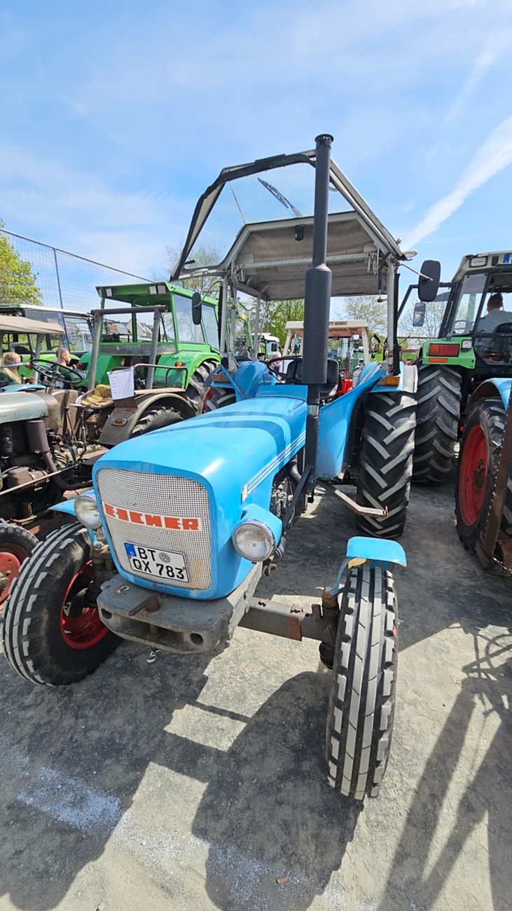 Oldtimer- und Traktortreffen in Kirchenpingarten.
Am 3. Mai 2026 war es wieder soweit...
das Frankenpfälzer Bulldogtreffen lockte hunderte historische Schlepper in den kleinen Ort.
Das Wetter war mit ca. 26 Grad einfach nur herrlich. Die Besucher waren bestens versorgt. 
Organisiert wurde dieses Bulldogtreffen von Peter Heser, der FFW Kirchenpingarten und seinen zahlreichen Mitstreitern...