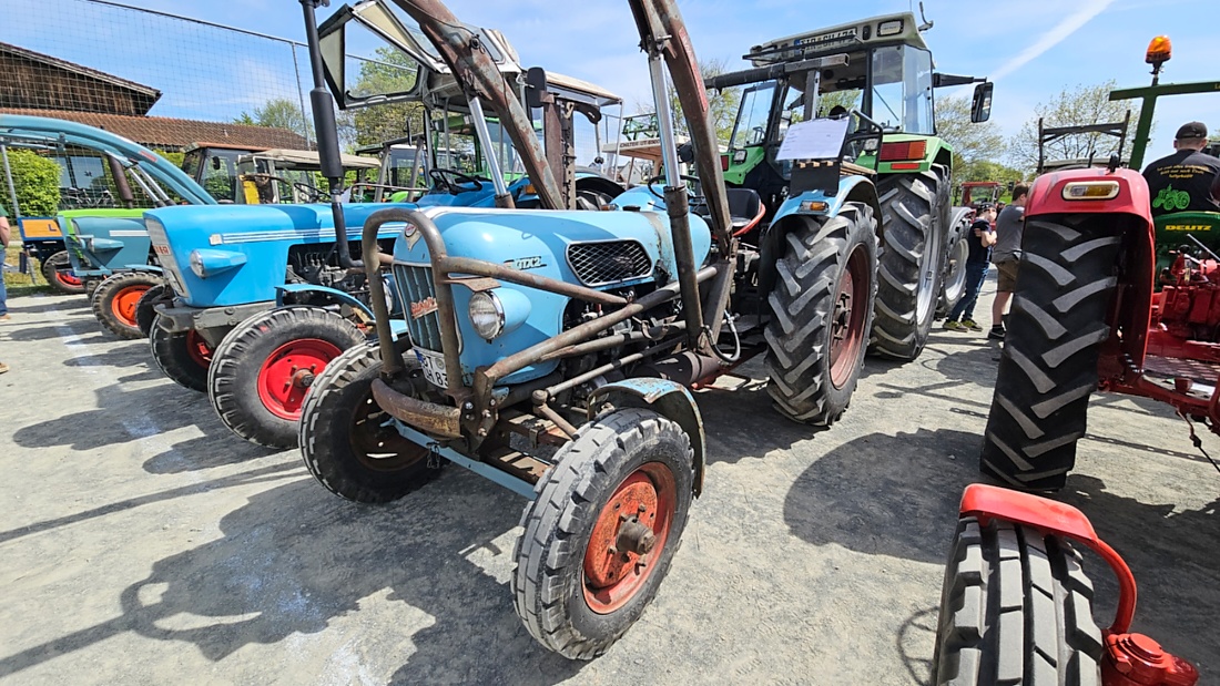 Oldtimer- und Traktortreffen in Kirchenpingarten.
Am 3. Mai 2026 war es wieder soweit...
das Frankenpfälzer Bulldogtreffen lockte hunderte historische Schlepper in den kleinen Ort.
Das Wetter war mit ca. 26 Grad einfach nur herrlich. Die Besucher waren bestens versorgt. 
Organisiert wurde dieses Bulldogtreffen von Peter Heser, der FFW Kirchenpingarten und seinen zahlreichen Mitstreitern...
