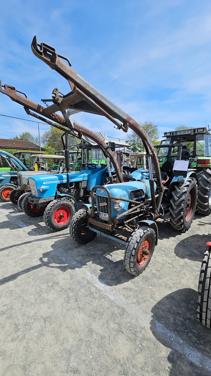 Oldtimer- und Traktortreffen in Kirchenpingarten.
Am 3. Mai 2026 war es wieder soweit...
das Frankenpfälzer Bulldogtreffen lockte hunderte historische Schlepper in den kleinen Ort.
Das Wetter war mit ca. 26 Grad einfach nur herrlich. Die Besucher waren bestens versorgt. 
Organisiert wurde dieses Bulldogtreffen von Peter Heser, der FFW Kirchenpingarten und seinen zahlreichen Mitstreitern...