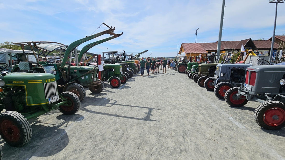 Oldtimer- und Traktortreffen in Kirchenpingarten.
Am 3. Mai 2026 war es wieder soweit...
das Frankenpfälzer Bulldogtreffen lockte hunderte historische Schlepper in den kleinen Ort.
Das Wetter war mit ca. 26 Grad einfach nur herrlich. Die Besucher waren bestens versorgt. 
Organisiert wurde dieses Bulldogtreffen von Peter Heser, der FFW Kirchenpingarten und seinen zahlreichen Mitstreitern...