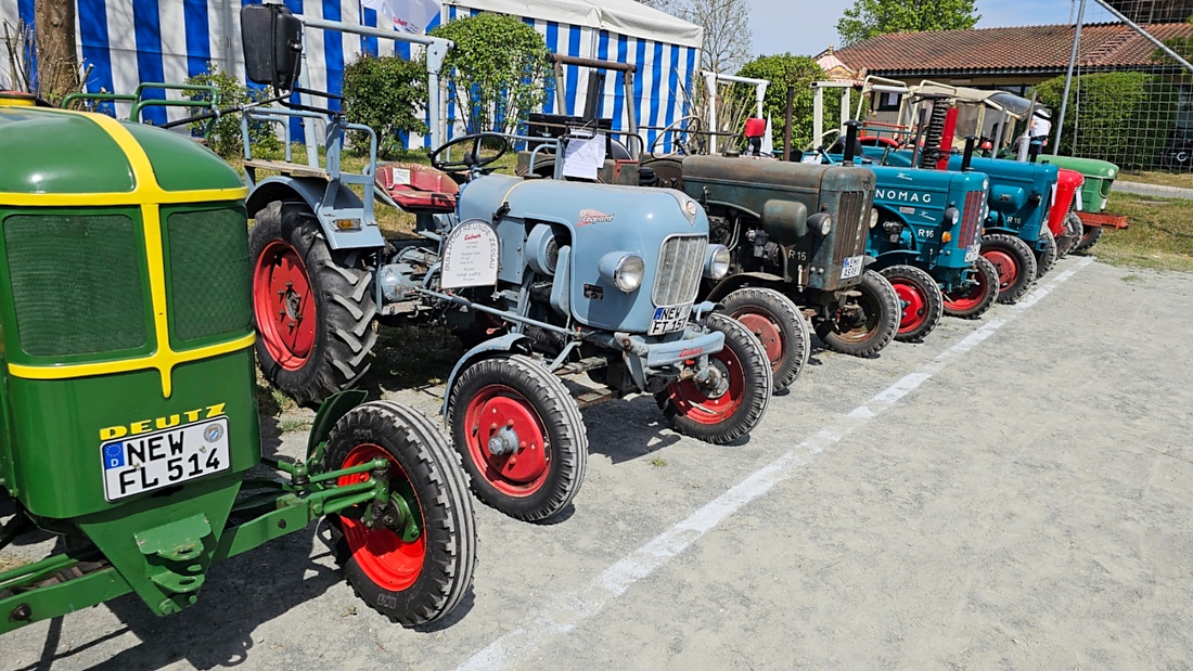 Oldtimer- und Traktortreffen in Kirchenpingarten.
Am 3. Mai 2026 war es wieder soweit...
das Frankenpfälzer Bulldogtreffen lockte hunderte historische Schlepper in den kleinen Ort.
Das Wetter war mit ca. 26 Grad einfach nur herrlich. Die Besucher waren bestens versorgt. 
Organisiert wurde dieses Bulldogtreffen von Peter Heser, der FFW Kirchenpingarten und seinen zahlreichen Mitstreitern...