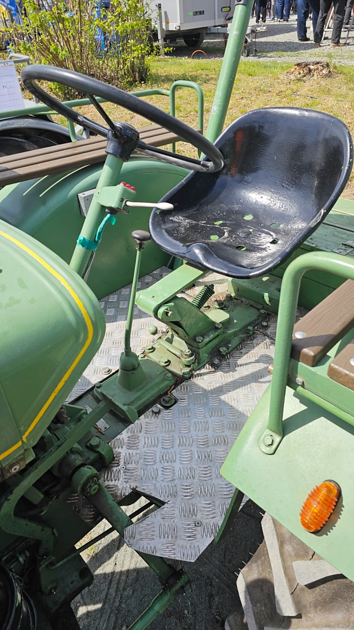 Oldtimer- und Traktortreffen in Kirchenpingarten.
Am 3. Mai 2026 war es wieder soweit...
das Frankenpfälzer Bulldogtreffen lockte hunderte historische Schlepper in den kleinen Ort.
Das Wetter war mit ca. 26 Grad einfach nur herrlich. Die Besucher waren bestens versorgt. 
Organisiert wurde dieses Bulldogtreffen von Peter Heser, der FFW Kirchenpingarten und seinen zahlreichen Mitstreitern...