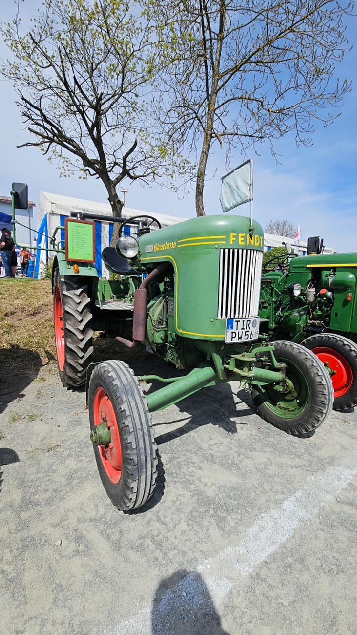 Oldtimer- und Traktortreffen in Kirchenpingarten.
Am 3. Mai 2026 war es wieder soweit...
das Frankenpfälzer Bulldogtreffen lockte hunderte historische Schlepper in den kleinen Ort.
Das Wetter war mit ca. 26 Grad einfach nur herrlich. Die Besucher waren bestens versorgt. 
Organisiert wurde dieses Bulldogtreffen von Peter Heser, der FFW Kirchenpingarten und seinen zahlreichen Mitstreitern...
