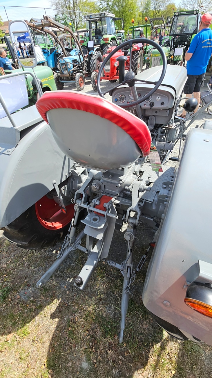 Oldtimer- und Traktortreffen in Kirchenpingarten.
Am 3. Mai 2026 war es wieder soweit...
das Frankenpfälzer Bulldogtreffen lockte hunderte historische Schlepper in den kleinen Ort.
Das Wetter war mit ca. 26 Grad einfach nur herrlich. Die Besucher waren bestens versorgt. 
Organisiert wurde dieses Bulldogtreffen von Peter Heser, der FFW Kirchenpingarten und seinen zahlreichen Mitstreitern...