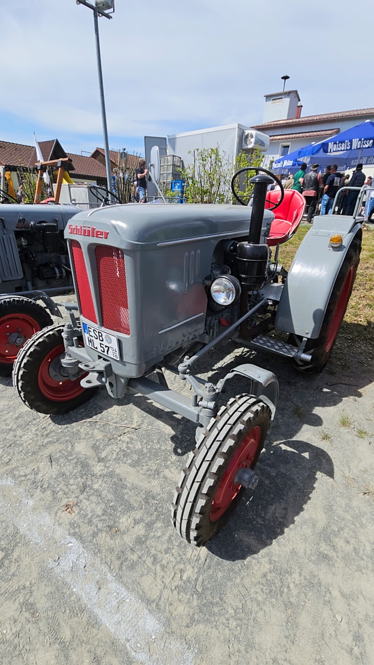 Oldtimer- und Traktortreffen in Kirchenpingarten.
Am 3. Mai 2026 war es wieder soweit...
das Frankenpfälzer Bulldogtreffen lockte hunderte historische Schlepper in den kleinen Ort.
Das Wetter war mit ca. 26 Grad einfach nur herrlich. Die Besucher waren bestens versorgt. 
Organisiert wurde dieses Bulldogtreffen von Peter Heser, der FFW Kirchenpingarten und seinen zahlreichen Mitstreitern...