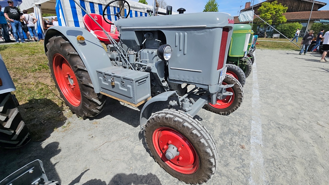 Oldtimer- und Traktortreffen in Kirchenpingarten.
Am 3. Mai 2026 war es wieder soweit...
das Frankenpfälzer Bulldogtreffen lockte hunderte historische Schlepper in den kleinen Ort.
Das Wetter war mit ca. 26 Grad einfach nur herrlich. Die Besucher waren bestens versorgt. 
Organisiert wurde dieses Bulldogtreffen von Peter Heser, der FFW Kirchenpingarten und seinen zahlreichen Mitstreitern...