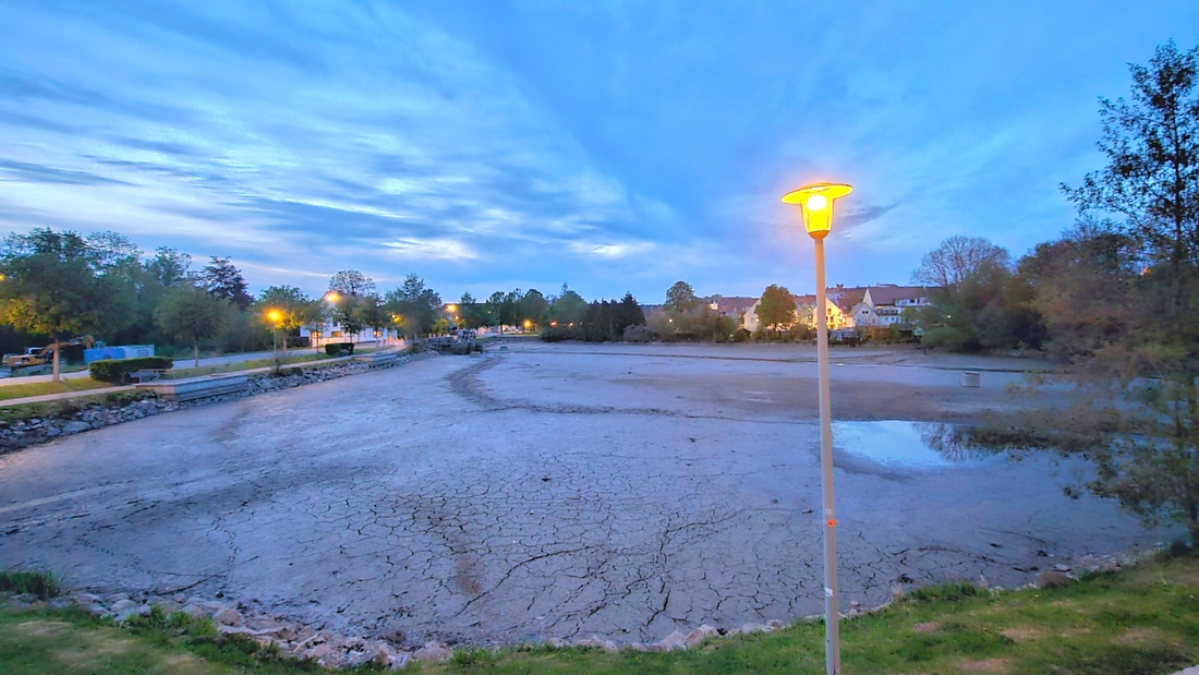 Mystisch - Der abgelassene Stadtweiher bei Nacht...