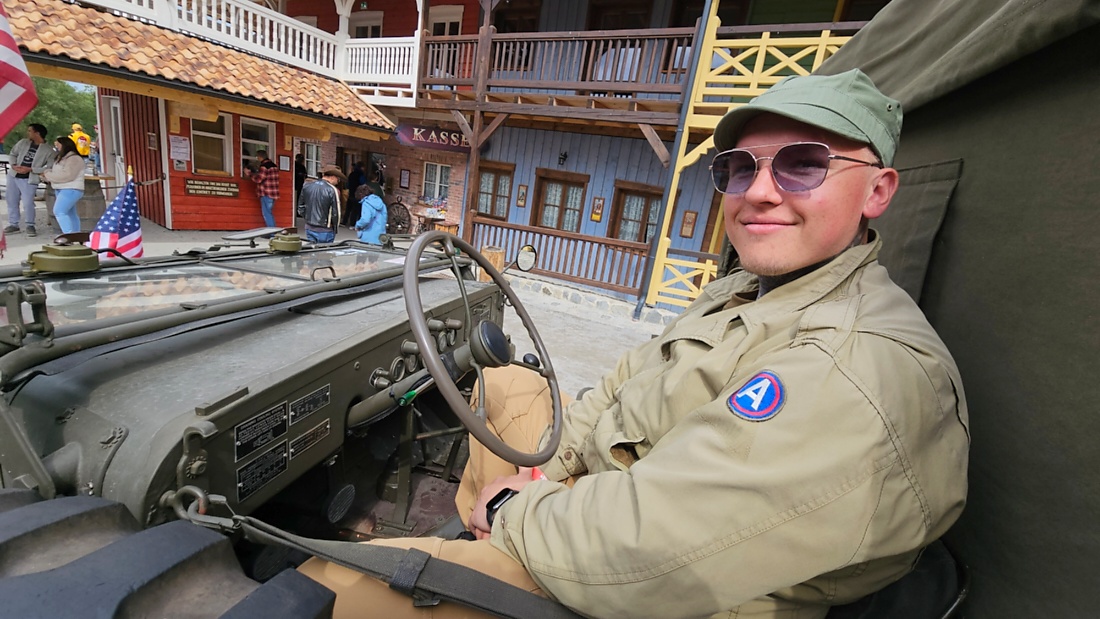 US-Car-Treffen in Pullman City

Beim US-Car-Treffen in Pullman City kamen Liebhaber amerikanischer Fahrzeuge voll auf ihre Kosten. Zwischen Westernkulisse, V8-Sound und glänzendem Chrom präsentierten sich zahlreiche klassische und moderne US-Cars. Besonders beeindruckend war die Vielfalt - vom kraftvollen Plymouth 440 mit seinem typischen Big-Block-V8 bis hin zu historischen Militärfahrzeugen aus dem Zweiten Weltkrieg.

Die Besucher konnten nicht nur seltene Fahrzeuge bestaunen, sondern auch den unverwechselbaren Klang amerikanischer V8-Motoren erleben. Viele Besitzer präsentierten ihre Fahrzeuge mit großer Leidenschaft und erzählten Geschichten über Restaurierung, Technik und die Geschichte hinter den Autos.

Neben Muscle Cars und Pick-ups sorgten auch historische Militärfahrzeuge und stilecht gekleidete Teilnehmer für echtes amerikanisches Flair. Das Treffen zeigte eindrucksvoll die Faszination der US-Automobilkultur - laut, kraftvoll und voller Charakter.