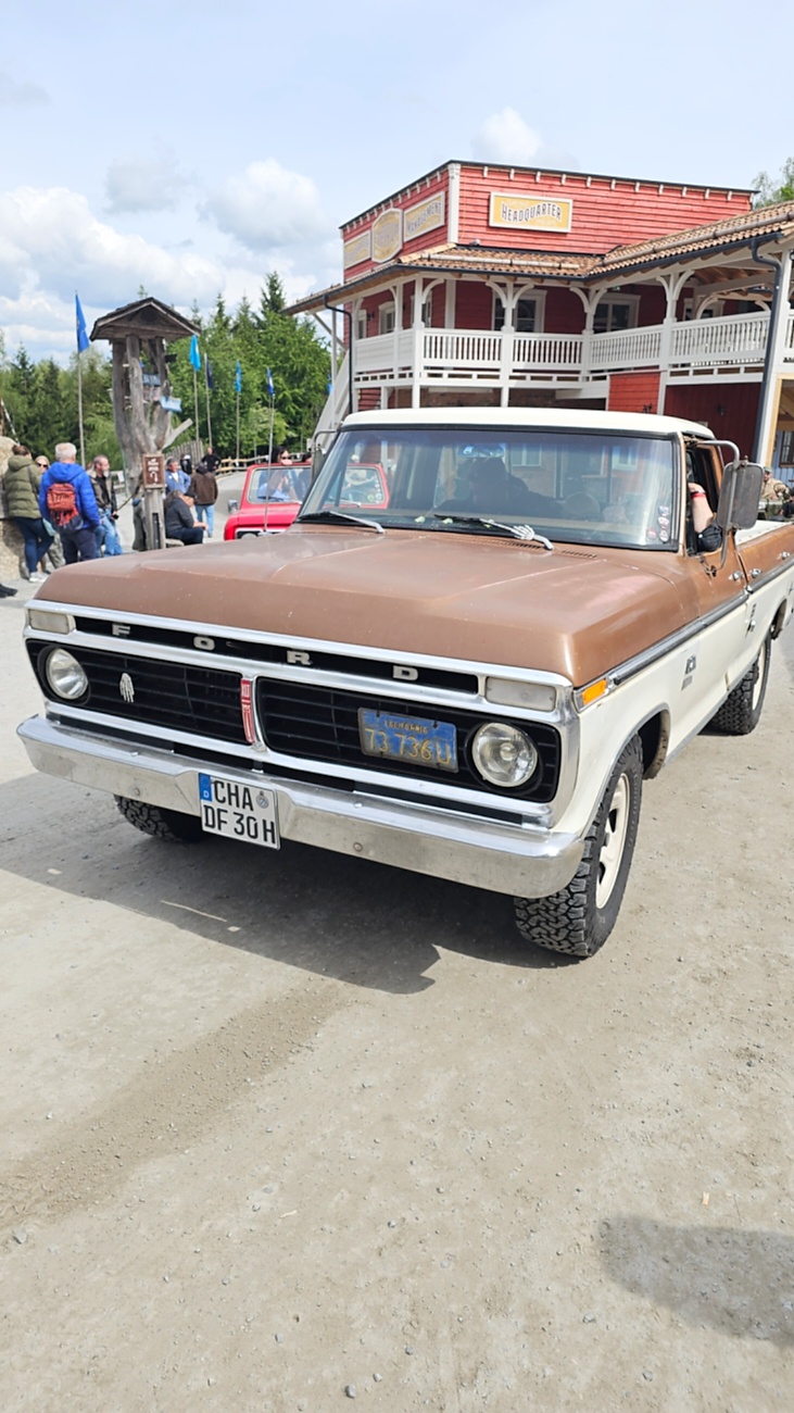 US-Car-Treffen in Pullman City

Beim US-Car-Treffen in Pullman City kamen Liebhaber amerikanischer Fahrzeuge voll auf ihre Kosten. Zwischen Westernkulisse, V8-Sound und glänzendem Chrom präsentierten sich zahlreiche klassische und moderne US-Cars. Besonders beeindruckend war die Vielfalt - vom kraftvollen Plymouth 440 mit seinem typischen Big-Block-V8 bis hin zu historischen Militärfahrzeugen aus dem Zweiten Weltkrieg.

Die Besucher konnten nicht nur seltene Fahrzeuge bestaunen, sondern auch den unverwechselbaren Klang amerikanischer V8-Motoren erleben. Viele Besitzer präsentierten ihre Fahrzeuge mit großer Leidenschaft und erzählten Geschichten über Restaurierung, Technik und die Geschichte hinter den Autos.

Neben Muscle Cars und Pick-ups sorgten auch historische Militärfahrzeuge und stilecht gekleidete Teilnehmer für echtes amerikanisches Flair. Das Treffen zeigte eindrucksvoll die Faszination der US-Automobilkultur - laut, kraftvoll und voller Charakter.