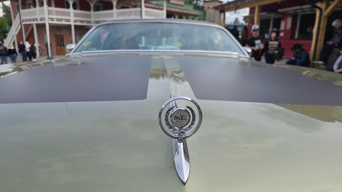 US-Car-Treffen in Pullman City

Beim US-Car-Treffen in Pullman City kamen Liebhaber amerikanischer Fahrzeuge voll auf ihre Kosten. Zwischen Westernkulisse, V8-Sound und glänzendem Chrom präsentierten sich zahlreiche klassische und moderne US-Cars. Besonders beeindruckend war die Vielfalt - vom kraftvollen Plymouth 440 mit seinem typischen Big-Block-V8 bis hin zu historischen Militärfahrzeugen aus dem Zweiten Weltkrieg.

Die Besucher konnten nicht nur seltene Fahrzeuge bestaunen, sondern auch den unverwechselbaren Klang amerikanischer V8-Motoren erleben. Viele Besitzer präsentierten ihre Fahrzeuge mit großer Leidenschaft und erzählten Geschichten über Restaurierung, Technik und die Geschichte hinter den Autos.

Neben Muscle Cars und Pick-ups sorgten auch historische Militärfahrzeuge und stilecht gekleidete Teilnehmer für echtes amerikanisches Flair. Das Treffen zeigte eindrucksvoll die Faszination der US-Automobilkultur - laut, kraftvoll und voller Charakter.