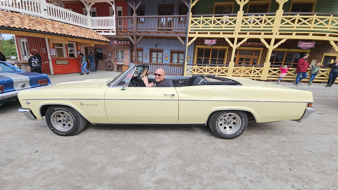 US-Car-Treffen in Pullman City

Beim US-Car-Treffen in Pullman City kamen Liebhaber amerikanischer Fahrzeuge voll auf ihre Kosten. Zwischen Westernkulisse, V8-Sound und glänzendem Chrom präsentierten sich zahlreiche klassische und moderne US-Cars. Besonders beeindruckend war die Vielfalt - vom kraftvollen Plymouth 440 mit seinem typischen Big-Block-V8 bis hin zu historischen Militärfahrzeugen aus dem Zweiten Weltkrieg.

Die Besucher konnten nicht nur seltene Fahrzeuge bestaunen, sondern auch den unverwechselbaren Klang amerikanischer V8-Motoren erleben. Viele Besitzer präsentierten ihre Fahrzeuge mit großer Leidenschaft und erzählten Geschichten über Restaurierung, Technik und die Geschichte hinter den Autos.

Neben Muscle Cars und Pick-ups sorgten auch historische Militärfahrzeuge und stilecht gekleidete Teilnehmer für echtes amerikanisches Flair. Das Treffen zeigte eindrucksvoll die Faszination der US-Automobilkultur - laut, kraftvoll und voller Charakter.