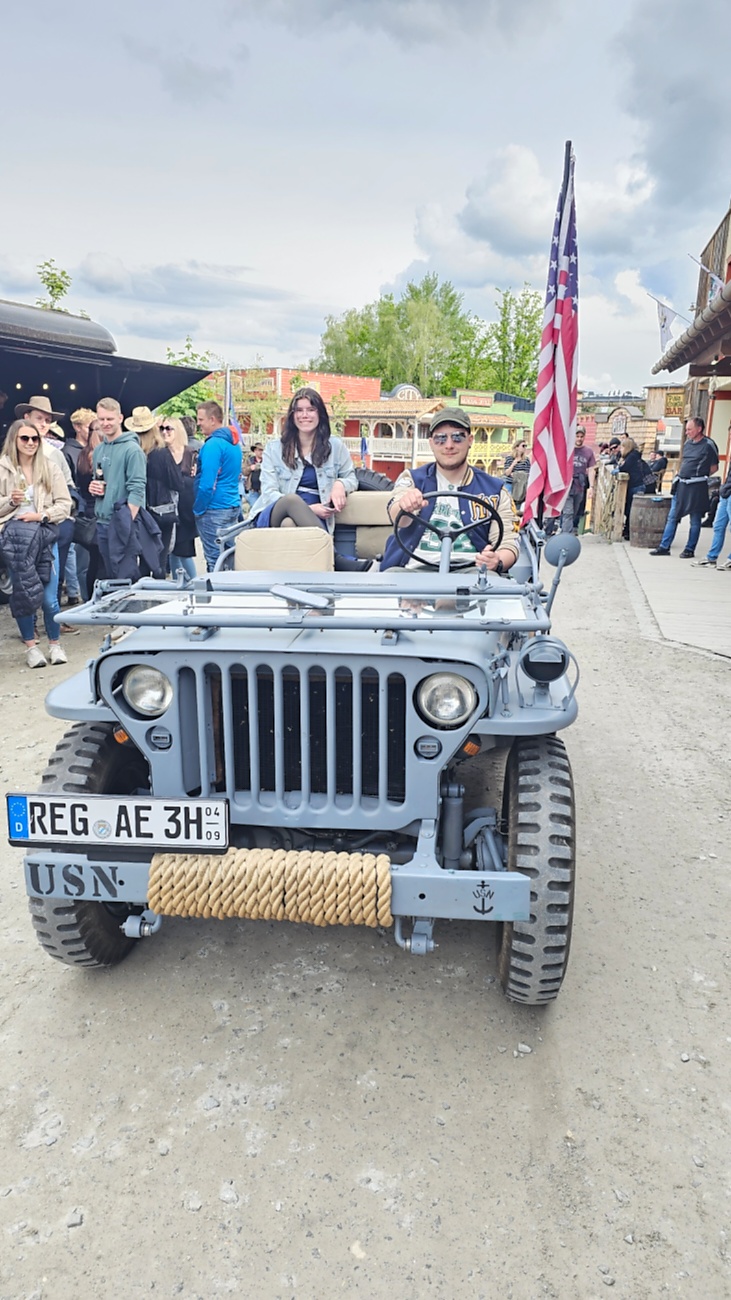 US-Car-Treffen in Pullman City

Beim US-Car-Treffen in Pullman City kamen Liebhaber amerikanischer Fahrzeuge voll auf ihre Kosten. Zwischen Westernkulisse, V8-Sound und glänzendem Chrom präsentierten sich zahlreiche klassische und moderne US-Cars. Besonders beeindruckend war die Vielfalt - vom kraftvollen Plymouth 440 mit seinem typischen Big-Block-V8 bis hin zu historischen Militärfahrzeugen aus dem Zweiten Weltkrieg.

Die Besucher konnten nicht nur seltene Fahrzeuge bestaunen, sondern auch den unverwechselbaren Klang amerikanischer V8-Motoren erleben. Viele Besitzer präsentierten ihre Fahrzeuge mit großer Leidenschaft und erzählten Geschichten über Restaurierung, Technik und die Geschichte hinter den Autos.

Neben Muscle Cars und Pick-ups sorgten auch historische Militärfahrzeuge und stilecht gekleidete Teilnehmer für echtes amerikanisches Flair. Das Treffen zeigte eindrucksvoll die Faszination der US-Automobilkultur - laut, kraftvoll und voller Charakter.