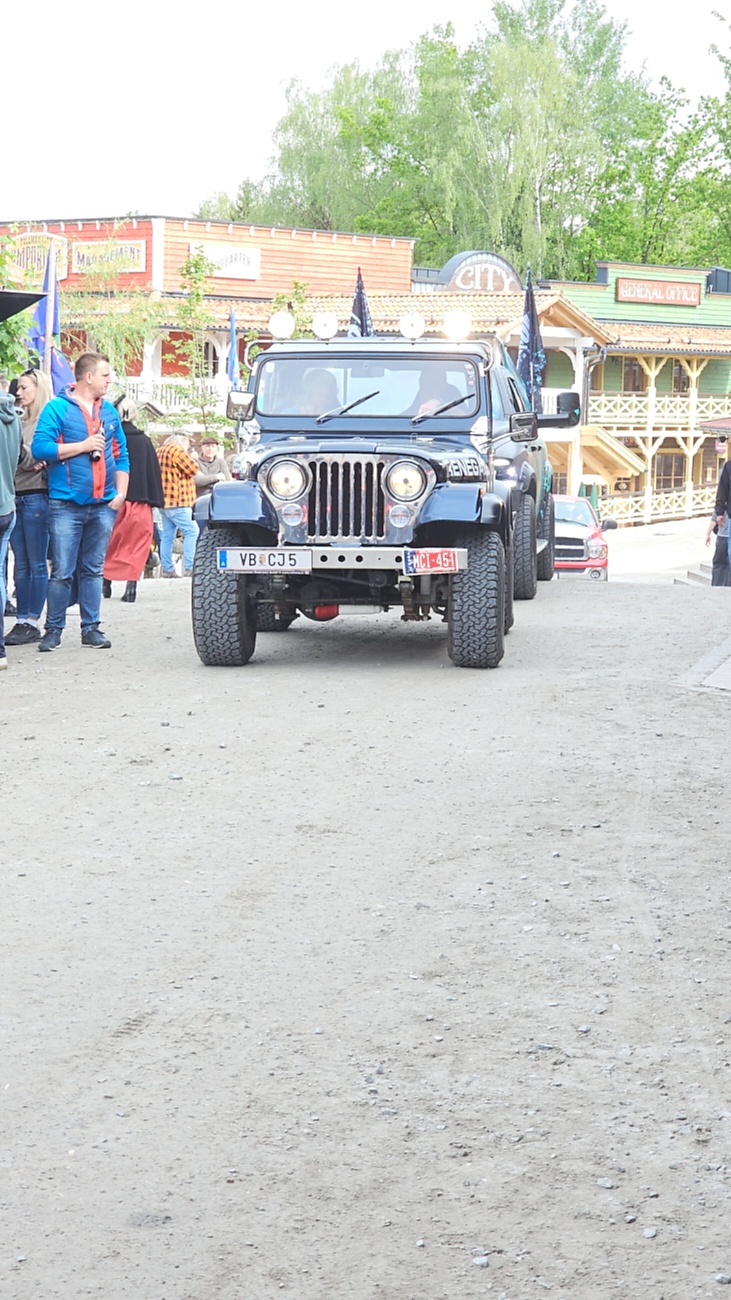 US-Car-Treffen in Pullman City

Beim US-Car-Treffen in Pullman City kamen Liebhaber amerikanischer Fahrzeuge voll auf ihre Kosten. Zwischen Westernkulisse, V8-Sound und glänzendem Chrom präsentierten sich zahlreiche klassische und moderne US-Cars. Besonders beeindruckend war die Vielfalt - vom kraftvollen Plymouth 440 mit seinem typischen Big-Block-V8 bis hin zu historischen Militärfahrzeugen aus dem Zweiten Weltkrieg.

Die Besucher konnten nicht nur seltene Fahrzeuge bestaunen, sondern auch den unverwechselbaren Klang amerikanischer V8-Motoren erleben. Viele Besitzer präsentierten ihre Fahrzeuge mit großer Leidenschaft und erzählten Geschichten über Restaurierung, Technik und die Geschichte hinter den Autos.

Neben Muscle Cars und Pick-ups sorgten auch historische Militärfahrzeuge und stilecht gekleidete Teilnehmer für echtes amerikanisches Flair. Das Treffen zeigte eindrucksvoll die Faszination der US-Automobilkultur - laut, kraftvoll und voller Charakter.