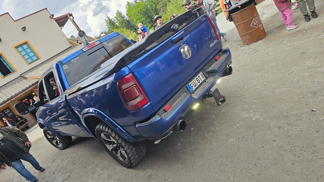 US-Car-Treffen in Pullman City

Beim US-Car-Treffen in Pullman City kamen Liebhaber amerikanischer Fahrzeuge voll auf ihre Kosten. Zwischen Westernkulisse, V8-Sound und glänzendem Chrom präsentierten sich zahlreiche klassische und moderne US-Cars. Besonders beeindruckend war die Vielfalt - vom kraftvollen Plymouth 440 mit seinem typischen Big-Block-V8 bis hin zu historischen Militärfahrzeugen aus dem Zweiten Weltkrieg.

Die Besucher konnten nicht nur seltene Fahrzeuge bestaunen, sondern auch den unverwechselbaren Klang amerikanischer V8-Motoren erleben. Viele Besitzer präsentierten ihre Fahrzeuge mit großer Leidenschaft und erzählten Geschichten über Restaurierung, Technik und die Geschichte hinter den Autos.

Neben Muscle Cars und Pick-ups sorgten auch historische Militärfahrzeuge und stilecht gekleidete Teilnehmer für echtes amerikanisches Flair. Das Treffen zeigte eindrucksvoll die Faszination der US-Automobilkultur - laut, kraftvoll und voller Charakter.