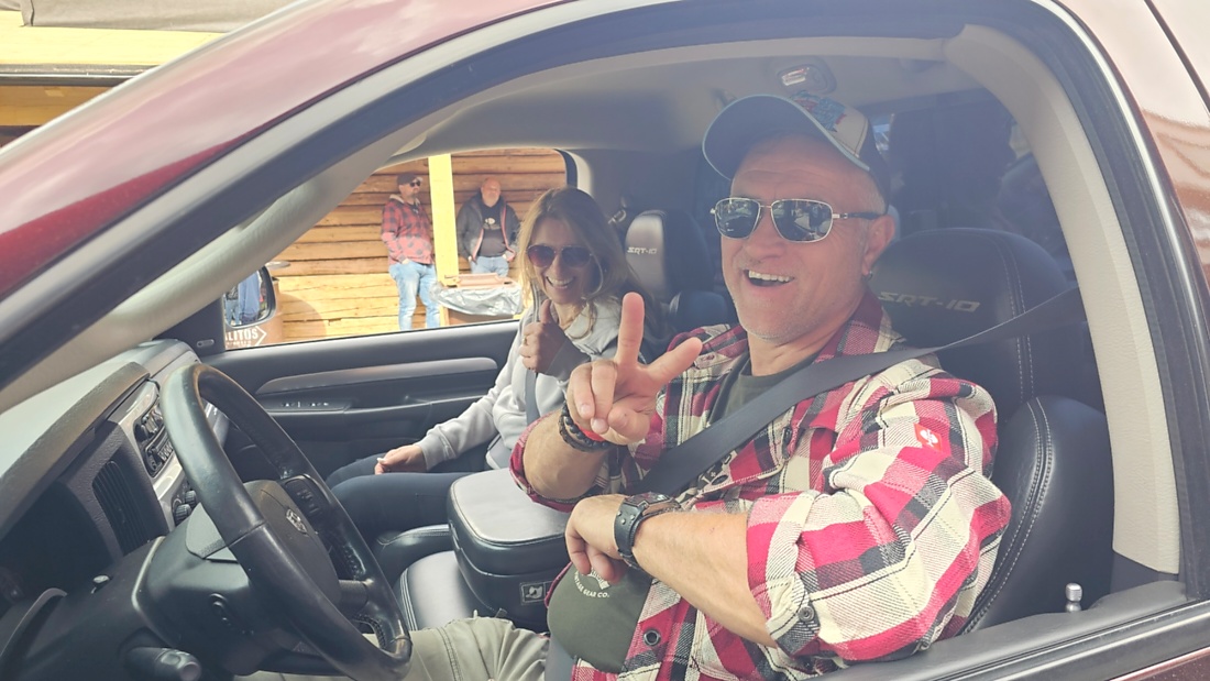 US-Car-Treffen in Pullman City

Beim US-Car-Treffen in Pullman City kamen Liebhaber amerikanischer Fahrzeuge voll auf ihre Kosten. Zwischen Westernkulisse, V8-Sound und glänzendem Chrom präsentierten sich zahlreiche klassische und moderne US-Cars. Besonders beeindruckend war die Vielfalt - vom kraftvollen Plymouth 440 mit seinem typischen Big-Block-V8 bis hin zu historischen Militärfahrzeugen aus dem Zweiten Weltkrieg.

Die Besucher konnten nicht nur seltene Fahrzeuge bestaunen, sondern auch den unverwechselbaren Klang amerikanischer V8-Motoren erleben. Viele Besitzer präsentierten ihre Fahrzeuge mit großer Leidenschaft und erzählten Geschichten über Restaurierung, Technik und die Geschichte hinter den Autos.

Neben Muscle Cars und Pick-ups sorgten auch historische Militärfahrzeuge und stilecht gekleidete Teilnehmer für echtes amerikanisches Flair. Das Treffen zeigte eindrucksvoll die Faszination der US-Automobilkultur - laut, kraftvoll und voller Charakter.