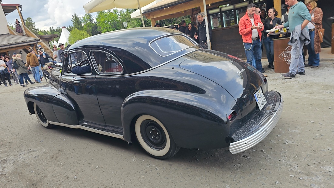 US-Car-Treffen in Pullman City

Beim US-Car-Treffen in Pullman City kamen Liebhaber amerikanischer Fahrzeuge voll auf ihre Kosten. Zwischen Westernkulisse, V8-Sound und glänzendem Chrom präsentierten sich zahlreiche klassische und moderne US-Cars. Besonders beeindruckend war die Vielfalt - vom kraftvollen Plymouth 440 mit seinem typischen Big-Block-V8 bis hin zu historischen Militärfahrzeugen aus dem Zweiten Weltkrieg.

Die Besucher konnten nicht nur seltene Fahrzeuge bestaunen, sondern auch den unverwechselbaren Klang amerikanischer V8-Motoren erleben. Viele Besitzer präsentierten ihre Fahrzeuge mit großer Leidenschaft und erzählten Geschichten über Restaurierung, Technik und die Geschichte hinter den Autos.

Neben Muscle Cars und Pick-ups sorgten auch historische Militärfahrzeuge und stilecht gekleidete Teilnehmer für echtes amerikanisches Flair. Das Treffen zeigte eindrucksvoll die Faszination der US-Automobilkultur - laut, kraftvoll und voller Charakter.