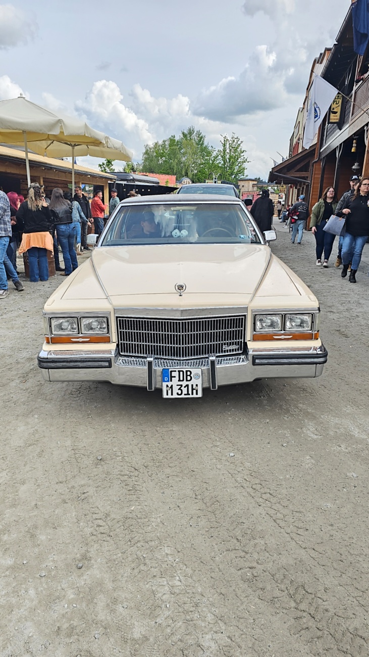 US-Car-Treffen in Pullman City

Beim US-Car-Treffen in Pullman City kamen Liebhaber amerikanischer Fahrzeuge voll auf ihre Kosten. Zwischen Westernkulisse, V8-Sound und glänzendem Chrom präsentierten sich zahlreiche klassische und moderne US-Cars. Besonders beeindruckend war die Vielfalt - vom kraftvollen Plymouth 440 mit seinem typischen Big-Block-V8 bis hin zu historischen Militärfahrzeugen aus dem Zweiten Weltkrieg.

Die Besucher konnten nicht nur seltene Fahrzeuge bestaunen, sondern auch den unverwechselbaren Klang amerikanischer V8-Motoren erleben. Viele Besitzer präsentierten ihre Fahrzeuge mit großer Leidenschaft und erzählten Geschichten über Restaurierung, Technik und die Geschichte hinter den Autos.

Neben Muscle Cars und Pick-ups sorgten auch historische Militärfahrzeuge und stilecht gekleidete Teilnehmer für echtes amerikanisches Flair. Das Treffen zeigte eindrucksvoll die Faszination der US-Automobilkultur - laut, kraftvoll und voller Charakter.