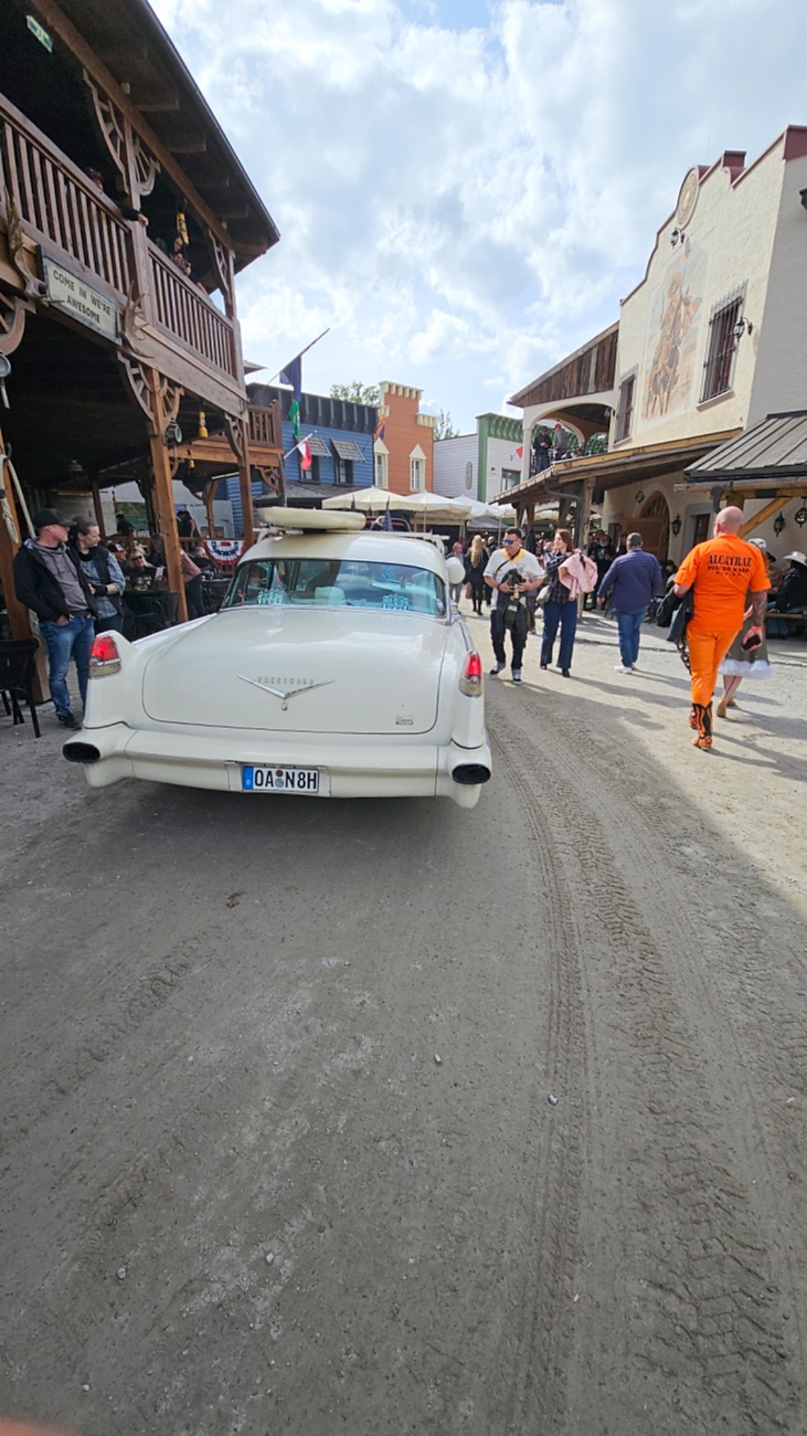US-Car-Treffen in Pullman City

Beim US-Car-Treffen in Pullman City kamen Liebhaber amerikanischer Fahrzeuge voll auf ihre Kosten. Zwischen Westernkulisse, V8-Sound und glänzendem Chrom präsentierten sich zahlreiche klassische und moderne US-Cars. Besonders beeindruckend war die Vielfalt - vom kraftvollen Plymouth 440 mit seinem typischen Big-Block-V8 bis hin zu historischen Militärfahrzeugen aus dem Zweiten Weltkrieg.

Die Besucher konnten nicht nur seltene Fahrzeuge bestaunen, sondern auch den unverwechselbaren Klang amerikanischer V8-Motoren erleben. Viele Besitzer präsentierten ihre Fahrzeuge mit großer Leidenschaft und erzählten Geschichten über Restaurierung, Technik und die Geschichte hinter den Autos.

Neben Muscle Cars und Pick-ups sorgten auch historische Militärfahrzeuge und stilecht gekleidete Teilnehmer für echtes amerikanisches Flair. Das Treffen zeigte eindrucksvoll die Faszination der US-Automobilkultur - laut, kraftvoll und voller Charakter.