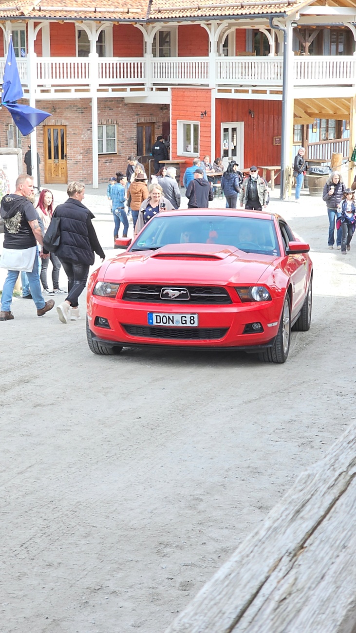 US-Car-Treffen in Pullman City

Beim US-Car-Treffen in Pullman City kamen Liebhaber amerikanischer Fahrzeuge voll auf ihre Kosten. Zwischen Westernkulisse, V8-Sound und glänzendem Chrom präsentierten sich zahlreiche klassische und moderne US-Cars. Besonders beeindruckend war die Vielfalt - vom kraftvollen Plymouth 440 mit seinem typischen Big-Block-V8 bis hin zu historischen Militärfahrzeugen aus dem Zweiten Weltkrieg.

Die Besucher konnten nicht nur seltene Fahrzeuge bestaunen, sondern auch den unverwechselbaren Klang amerikanischer V8-Motoren erleben. Viele Besitzer präsentierten ihre Fahrzeuge mit großer Leidenschaft und erzählten Geschichten über Restaurierung, Technik und die Geschichte hinter den Autos.

Neben Muscle Cars und Pick-ups sorgten auch historische Militärfahrzeuge und stilecht gekleidete Teilnehmer für echtes amerikanisches Flair. Das Treffen zeigte eindrucksvoll die Faszination der US-Automobilkultur - laut, kraftvoll und voller Charakter.