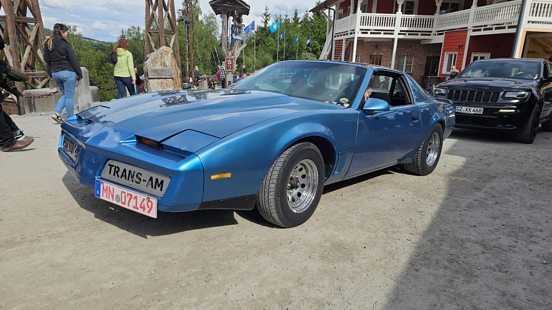 US-Car-Treffen in Pullman City

Beim US-Car-Treffen in Pullman City kamen Liebhaber amerikanischer Fahrzeuge voll auf ihre Kosten. Zwischen Westernkulisse, V8-Sound und glänzendem Chrom präsentierten sich zahlreiche klassische und moderne US-Cars. Besonders beeindruckend war die Vielfalt - vom kraftvollen Plymouth 440 mit seinem typischen Big-Block-V8 bis hin zu historischen Militärfahrzeugen aus dem Zweiten Weltkrieg.

Die Besucher konnten nicht nur seltene Fahrzeuge bestaunen, sondern auch den unverwechselbaren Klang amerikanischer V8-Motoren erleben. Viele Besitzer präsentierten ihre Fahrzeuge mit großer Leidenschaft und erzählten Geschichten über Restaurierung, Technik und die Geschichte hinter den Autos.

Neben Muscle Cars und Pick-ups sorgten auch historische Militärfahrzeuge und stilecht gekleidete Teilnehmer für echtes amerikanisches Flair. Das Treffen zeigte eindrucksvoll die Faszination der US-Automobilkultur - laut, kraftvoll und voller Charakter.