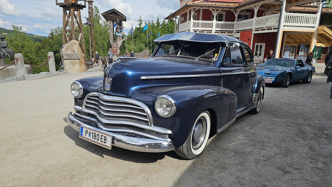 US-Car-Treffen in Pullman City

Beim US-Car-Treffen in Pullman City kamen Liebhaber amerikanischer Fahrzeuge voll auf ihre Kosten. Zwischen Westernkulisse, V8-Sound und glänzendem Chrom präsentierten sich zahlreiche klassische und moderne US-Cars. Besonders beeindruckend war die Vielfalt - vom kraftvollen Plymouth 440 mit seinem typischen Big-Block-V8 bis hin zu historischen Militärfahrzeugen aus dem Zweiten Weltkrieg.

Die Besucher konnten nicht nur seltene Fahrzeuge bestaunen, sondern auch den unverwechselbaren Klang amerikanischer V8-Motoren erleben. Viele Besitzer präsentierten ihre Fahrzeuge mit großer Leidenschaft und erzählten Geschichten über Restaurierung, Technik und die Geschichte hinter den Autos.

Neben Muscle Cars und Pick-ups sorgten auch historische Militärfahrzeuge und stilecht gekleidete Teilnehmer für echtes amerikanisches Flair. Das Treffen zeigte eindrucksvoll die Faszination der US-Automobilkultur - laut, kraftvoll und voller Charakter.