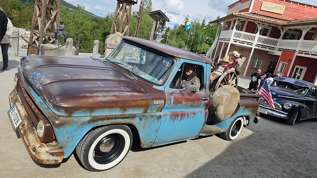US-Car-Treffen in Pullman City

Beim US-Car-Treffen in Pullman City kamen Liebhaber amerikanischer Fahrzeuge voll auf ihre Kosten. Zwischen Westernkulisse, V8-Sound und glänzendem Chrom präsentierten sich zahlreiche klassische und moderne US-Cars. Besonders beeindruckend war die Vielfalt - vom kraftvollen Plymouth 440 mit seinem typischen Big-Block-V8 bis hin zu historischen Militärfahrzeugen aus dem Zweiten Weltkrieg.

Die Besucher konnten nicht nur seltene Fahrzeuge bestaunen, sondern auch den unverwechselbaren Klang amerikanischer V8-Motoren erleben. Viele Besitzer präsentierten ihre Fahrzeuge mit großer Leidenschaft und erzählten Geschichten über Restaurierung, Technik und die Geschichte hinter den Autos.

Neben Muscle Cars und Pick-ups sorgten auch historische Militärfahrzeuge und stilecht gekleidete Teilnehmer für echtes amerikanisches Flair. Das Treffen zeigte eindrucksvoll die Faszination der US-Automobilkultur - laut, kraftvoll und voller Charakter.