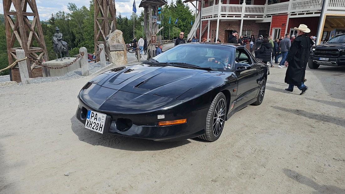 US-Car-Treffen in Pullman City

Beim US-Car-Treffen in Pullman City kamen Liebhaber amerikanischer Fahrzeuge voll auf ihre Kosten. Zwischen Westernkulisse, V8-Sound und glänzendem Chrom präsentierten sich zahlreiche klassische und moderne US-Cars. Besonders beeindruckend war die Vielfalt - vom kraftvollen Plymouth 440 mit seinem typischen Big-Block-V8 bis hin zu historischen Militärfahrzeugen aus dem Zweiten Weltkrieg.

Die Besucher konnten nicht nur seltene Fahrzeuge bestaunen, sondern auch den unverwechselbaren Klang amerikanischer V8-Motoren erleben. Viele Besitzer präsentierten ihre Fahrzeuge mit großer Leidenschaft und erzählten Geschichten über Restaurierung, Technik und die Geschichte hinter den Autos.

Neben Muscle Cars und Pick-ups sorgten auch historische Militärfahrzeuge und stilecht gekleidete Teilnehmer für echtes amerikanisches Flair. Das Treffen zeigte eindrucksvoll die Faszination der US-Automobilkultur - laut, kraftvoll und voller Charakter.
