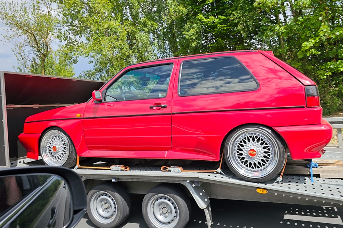 Vermutlich ein Sondermodell Rallye Golf mit G60-Motor mit 160 PS, verbreiteter Karosserie und permanentem Allradantrieb Syncro - Gesehen auf der Autobahn bei Regensburg