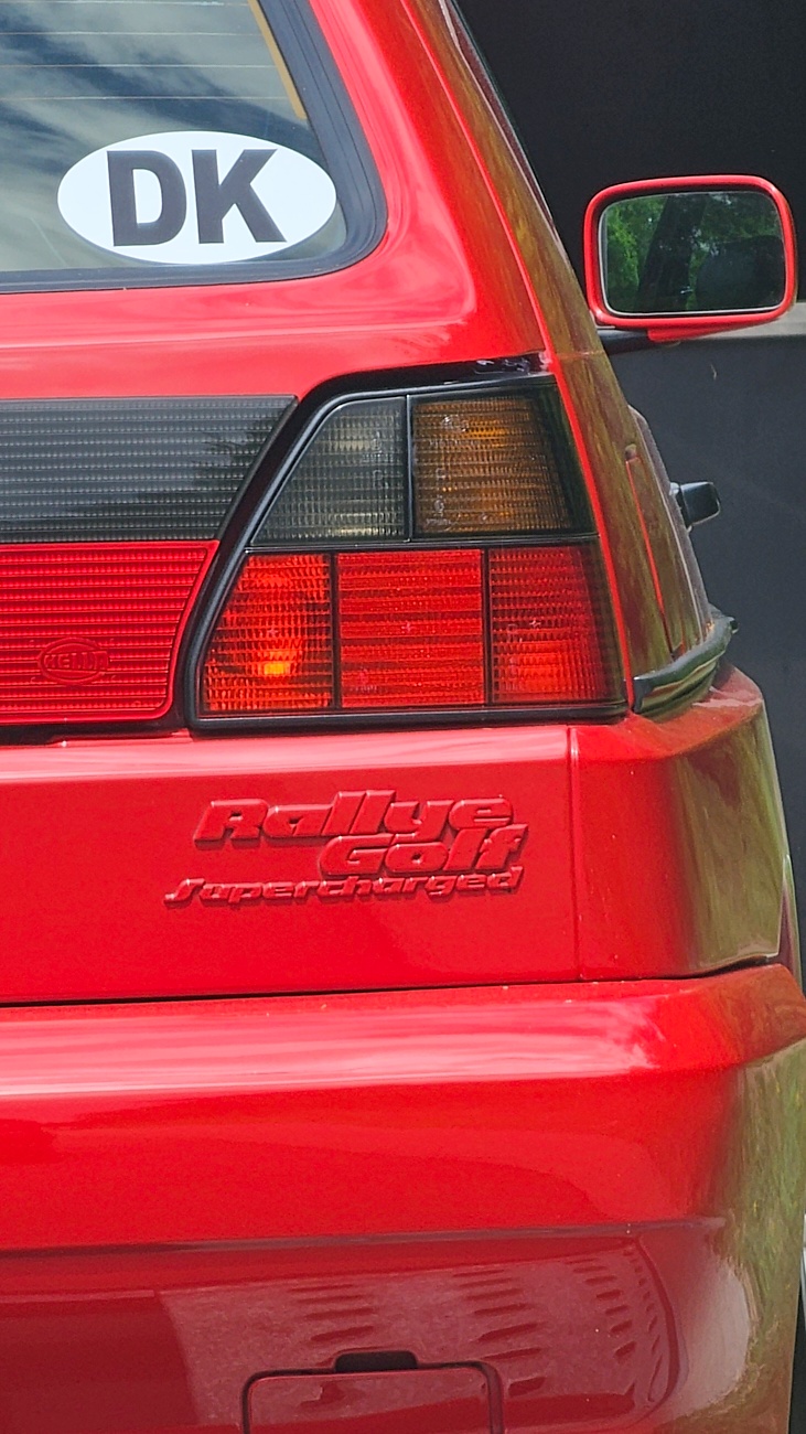 Vermutlich ein Sondermodell Rallye Golf mit G60-Motor mit 160 PS, verbreiteter Karosserie und permanentem Allradantrieb Syncro - Gesehen auf der Autobahn bei Regensburg