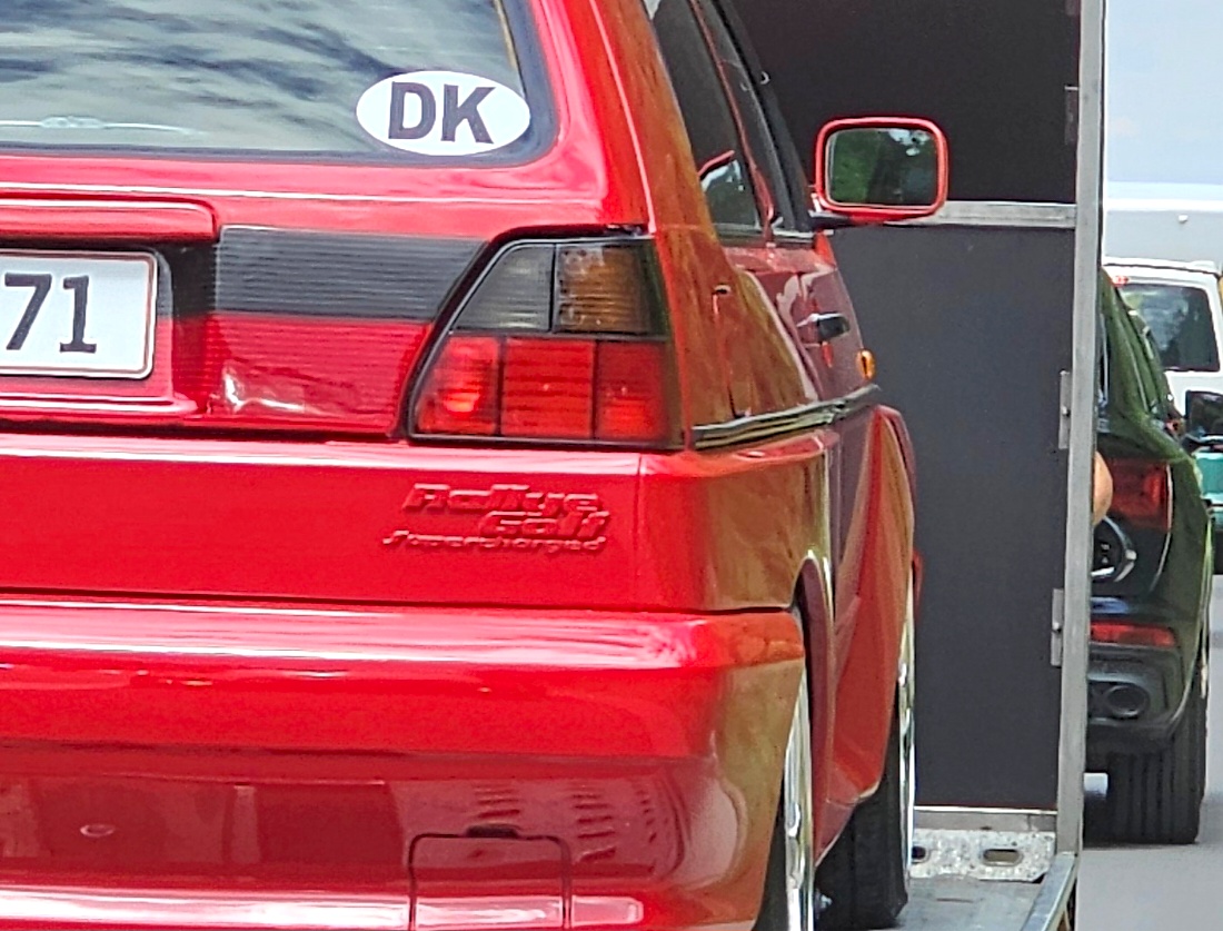 Vermutlich ein Sondermodell Rallye Golf mit G60-Motor mit 160 PS, verbreiteter Karosserie und permanentem Allradantrieb, Syncro - Gesehen auf der Autobahn bei Regensburg