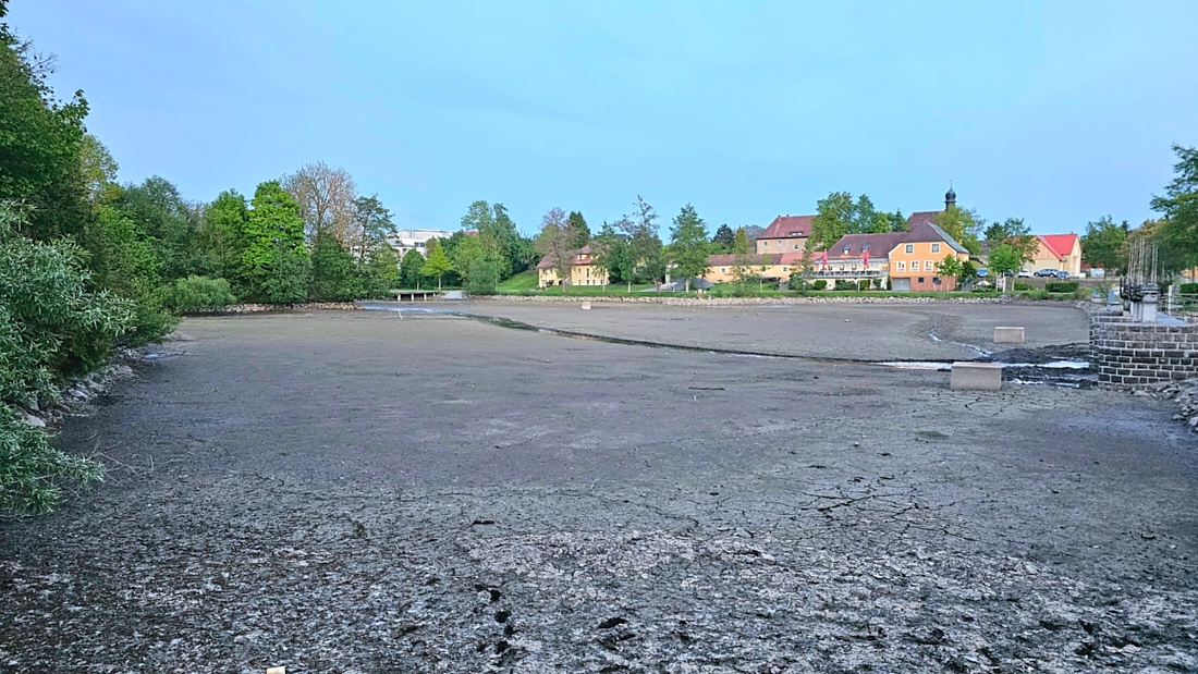 Abend-Spaziergang durch Kemnath...

Der Stadtweiher ist ohne Wasser.