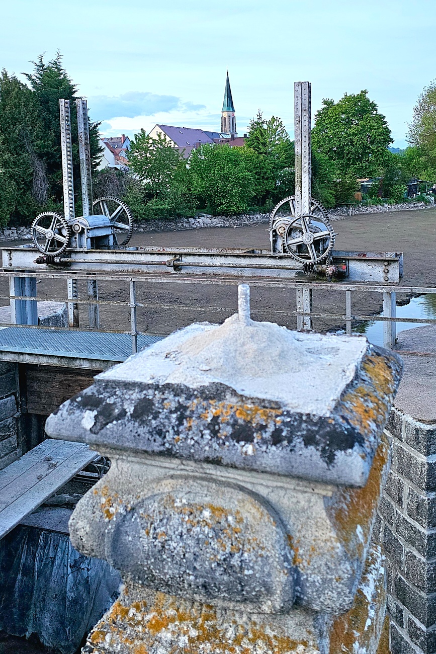 Abend-Spaziergang durch Kemnath...

Hier ist der Sockel der abmontierten Figur am Wehr zu erkennen.