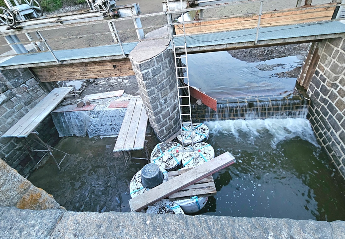 Abend-Spaziergang durch Kemnath...

Die Wehr-Anlage am kemnather Stadtweiher wird gerade restauriert.
Wenn man genau hinsieht, erkennt man, dass der linke Durchlauf trocken liegt um entsprechende Bauarbeiten vornehmen zu können und der rechte Durchlauf ist geflutet bzw. das Wasser kann das Wehr auf dieser Seite durchfließen.
Die zwei Seiten wurden wurden entsprechend vorübergehend zueinander abgedichtet.