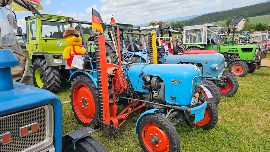 Am 7. Juni 2026 fand in Feilersdorf das traditionelle Oldtimer- und Traktortreffen der Oldtimerjugend Feilersdorf statt.
 Bereits ab 9:30 Uhr trafen zahlreiche historische Schlepper und Traktoren ein, die von Besuchern und Technikfreunden bestaunt wurden. 
Für das leibliche Wohl sorgten ein Weißwurstfrühschoppen sowie ein gemeinsames Mittagessen, bevor am Nachmittag eine Rundfahrt durch die Fluren rund um Feilersdorf startete. Die liebevoll gepflegten Oldtimer zeigten eindrucksvoll die Vielfalt vergangener Landtechnik und spiegelten die Begeisterung ihrer Besitzer wider. 

Das Treffen bot eine gelungene Mischung aus Tradition, Geselligkeit und Technikgeschichte und lockte zahlreiche Besucher aus der Region an.