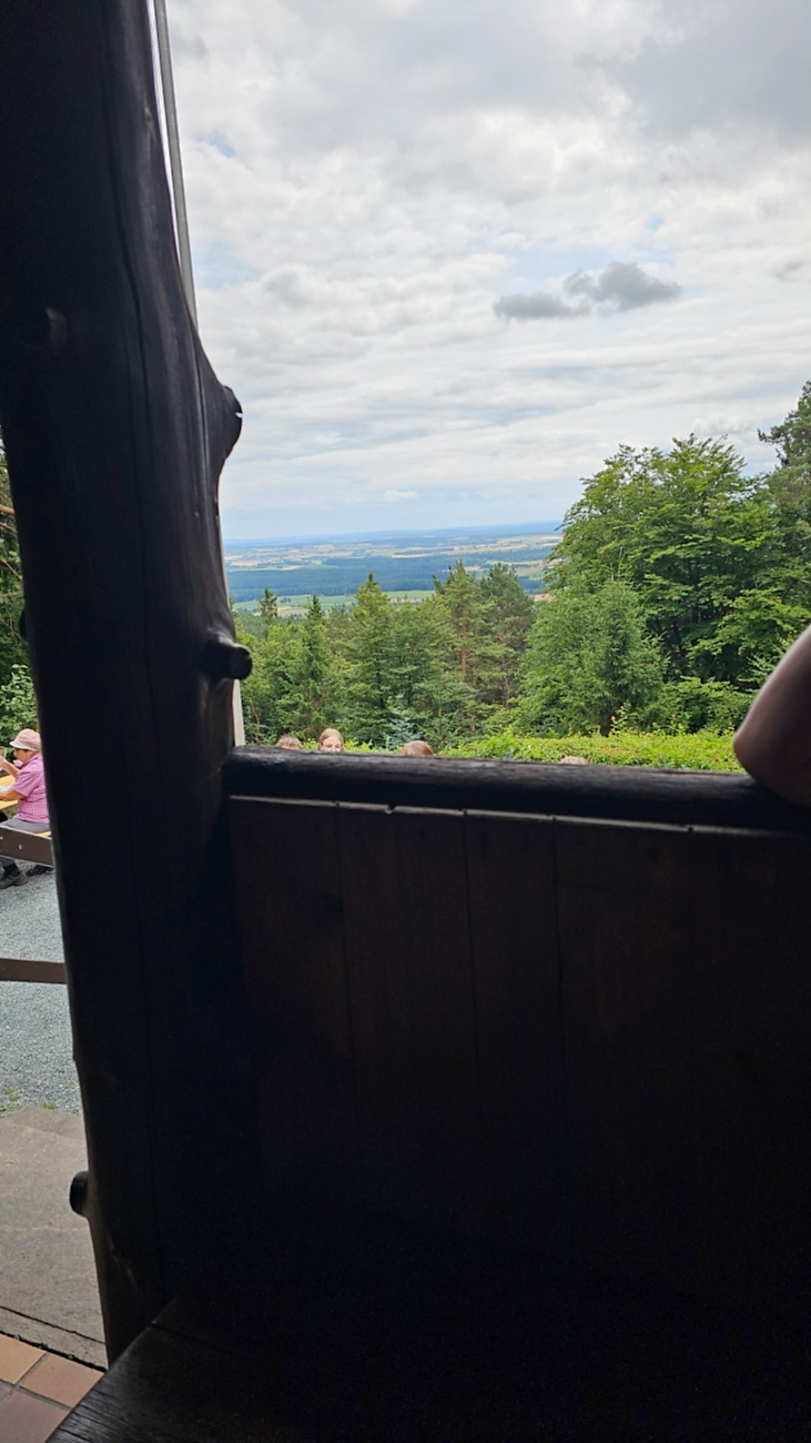 Wandern zur Gänskopfhütte bei Kirchenpingarten...
Erst gings durch den Wald, um dann oben anzukommen.
Es gibt Kaffee und leckeren Kuchen, beste Brotzeiten uvm.
Auch ein netter, herrenloser Hund verirrte sich hoch zu der Gänskopfhütte. Wir hielten ihn mit Wiener-Würstchen aus meiner Bohnensuppe bei uns und konnten ihn mit einer geliehenen Leine sichern.
Die nette Hüttenwirtin startete per Internet und mit Bildern des Hundes einen Aufruf - tatsächlich konnte der Hunde-Halter aus Kirchenpingarten schnell  ausfindig gemacht werden, der dann seinen Schützling abholte.
