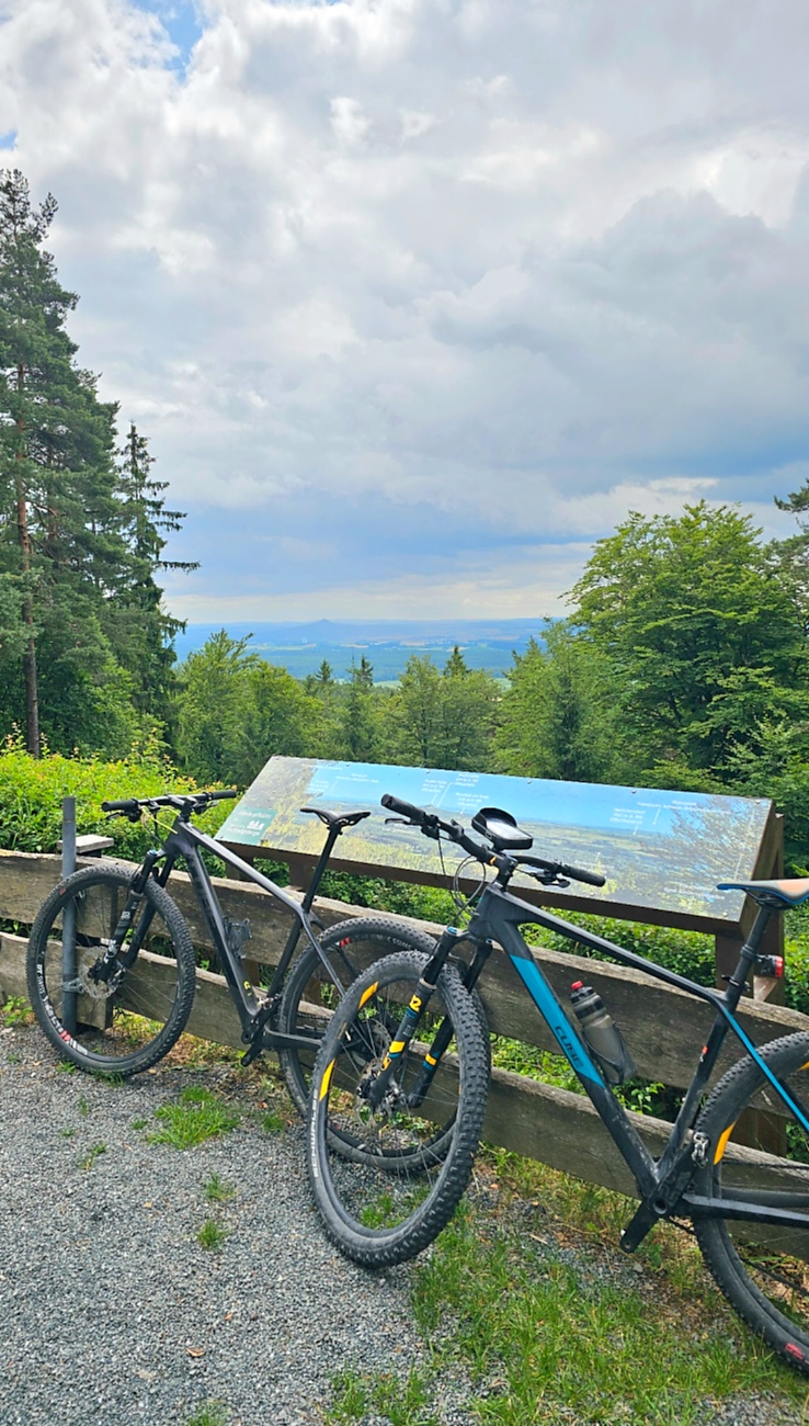 Wanderung zur Gänskopfhütte bei Kirchenpingarten...
Es gibt ca. 800 Meter unterhalb der Gänskopfhütte, nach der Ortschaft  Eckartsreuth,  einen Parkplatz fürs Auto.
Von dort aus gehts dann durch einen mit Stoff-Tieren geschmückten Wald.
Hat man den Anstieg bewältigt, erwartet einen oben die Hütte des FGV.
Betrieben wird diese Hütte mit einer innenliegenden Gaststube und mit Außenbewirtung durch Vereinsmitgliedern des FGV. 
Es gab Kaffee und verschiedene, leckere Kuchen, Bohnensuppe mit Würstchen, Brotzeiten, uvm. zur Auswahl.

Zufällig trafen wir auch noch auf einen herrenlosen, süßen Hund, der später von seinem Herrchen aus dem ca. 4 Kilometer entfernten Kirchenpingarten abgeholt wurde.
Bis zur Abholung hielten wir den Vierbeiner mit Würstchen aus meiner Bohnensuppe und einer geliehenen Hundeleine bei Laune.
Ausfindig gemacht wurde das Herrchen durch einen Aufruf und Bilder der netten Hütten-Wirtin in den sozialen Medien bzw. im FGV-Netzwerk.
