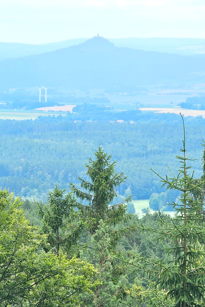 Wanderung zur Gänskopfhütte bei Kirchenpingarten...
Es gibt ca. 800 Meter unterhalb der Gänskopfhütte, nach der Ortschaft  Eckartsreuth,  einen Parkplatz fürs Auto.
Von dort aus gehts dann durch einen mit Stoff-Tieren geschmückten Wald.
Hat man den Anstieg bewältigt, erwartet einen oben die Hütte des FGV.
Betrieben wird diese Hütte mit einer innenliegenden Gaststube und mit Außenbewirtung durch Vereinsmitgliedern des FGV. 
Es gab Kaffee und verschiedene, leckere Kuchen, Bohnensuppe mit Würstchen, Brotzeiten, uvm. zur Auswahl.

Zufällig trafen wir auch noch auf einen herrenlosen, süßen Hund, der später von seinem Herrchen aus dem ca. 4 Kilometer entfernten Kirchenpingarten abgeholt wurde.
Bis zur Abholung hielten wir den Vierbeiner mit Würstchen aus meiner Bohnensuppe und einer geliehenen Hundeleine bei Laune.
Ausfindig gemacht wurde das Herrchen durch einen Aufruf und Bilder der netten Hütten-Wirtin in den sozialen Medien bzw. im FGV-Netzwerk.