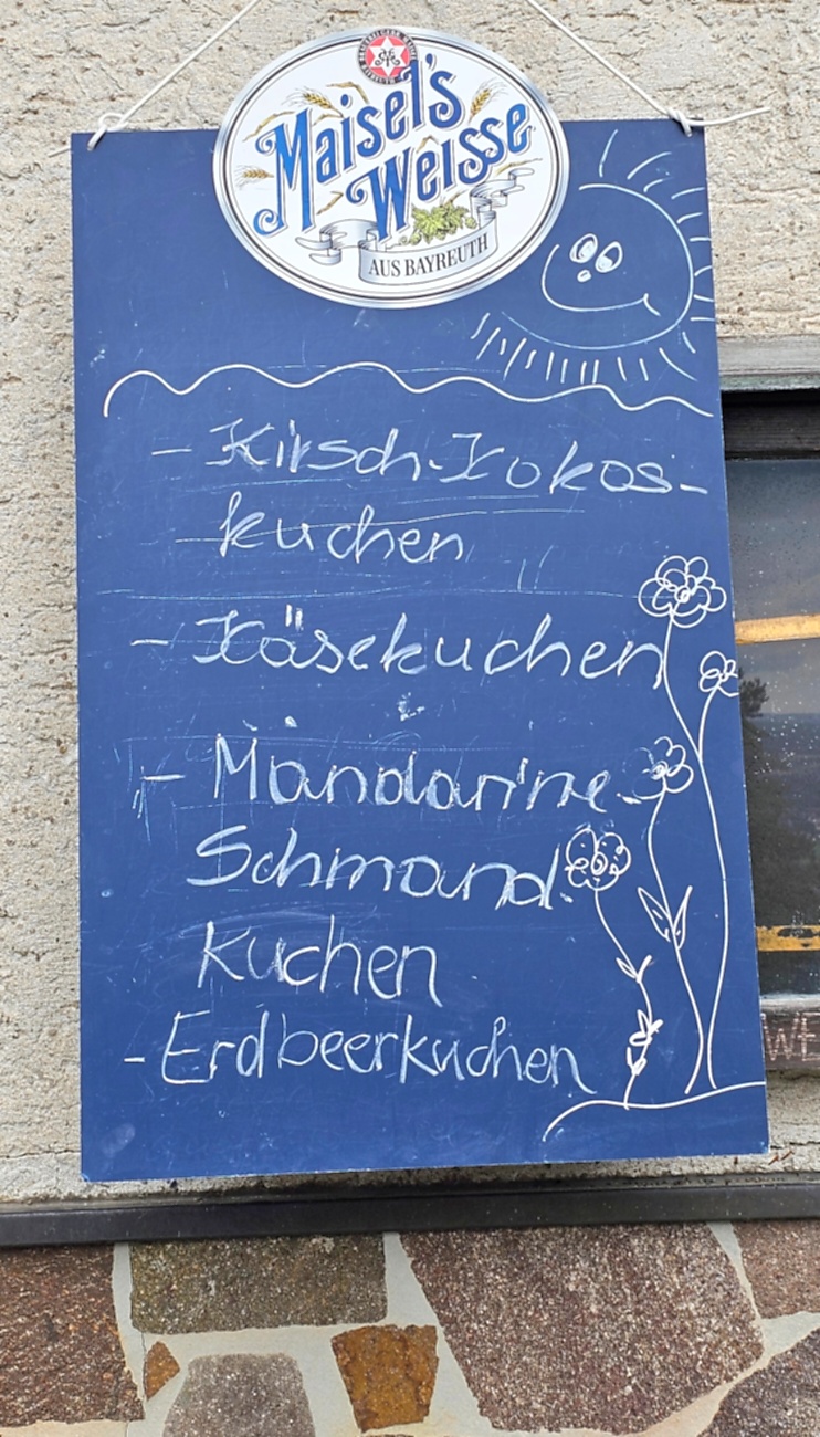 Wanderung zur Gänskopfhütte bei Kirchenpingarten...
Es gibt ca. 800 Meter unterhalb der Gänskopfhütte, nach der Ortschaft  Eckartsreuth,  einen Parkplatz fürs Auto.
Von dort aus gehts dann durch einen mit Stoff-Tieren geschmückten Wald.
Hat man den Anstieg bewältigt, erwartet einen oben die Hütte des FGV.
Betrieben wird diese Hütte mit einer innenliegenden Gaststube und mit Außenbewirtung durch Vereinsmitgliedern des FGV. 
Es gab Kaffee und verschiedene, leckere Kuchen, Bohnensuppe mit Würstchen, Brotzeiten, uvm. zur Auswahl.

Zufällig trafen wir auch noch auf einen herrenlosen, süßen Hund, der später von seinem Herrchen aus dem ca. 4 Kilometer entfernten Kirchenpingarten abgeholt wurde.
Bis zur Abholung hielten wir den Vierbeiner mit Würstchen aus meiner Bohnensuppe und einer geliehenen Hundeleine bei Laune.
Ausfindig gemacht wurde das Herrchen durch einen Aufruf und Bilder der netten Hütten-Wirtin in den sozialen Medien bzw. im FGV-Netzwerk.
