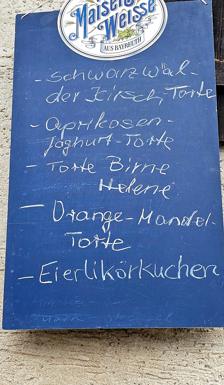 Wanderung zur Gänskopfhütte bei Kirchenpingarten...
Es gibt ca. 800 Meter unterhalb der Gänskopfhütte, nach der Ortschaft  Eckartsreuth,  einen Parkplatz fürs Auto.
Von dort aus gehts dann durch einen mit Stoff-Tieren geschmückten Wald.
Hat man den Anstieg bewältigt, erwartet einen oben die Hütte des FGV.
Betrieben wird diese Hütte mit einer innenliegenden Gaststube und mit Außenbewirtung durch Vereinsmitgliedern des FGV. 
Es gab Kaffee und verschiedene, leckere Kuchen, Bohnensuppe mit Würstchen, Brotzeiten, uvm. zur Auswahl.

Zufällig trafen wir auch noch auf einen herrenlosen, süßen Hund, der später von seinem Herrchen aus dem ca. 4 Kilometer entfernten Kirchenpingarten abgeholt wurde.
Bis zur Abholung hielten wir den Vierbeiner mit Würstchen aus meiner Bohnensuppe und einer geliehenen Hundeleine bei Laune.
Ausfindig gemacht wurde das Herrchen durch einen Aufruf und Bilder der netten Hütten-Wirtin in den sozialen Medien bzw. im FGV-Netzwerk.