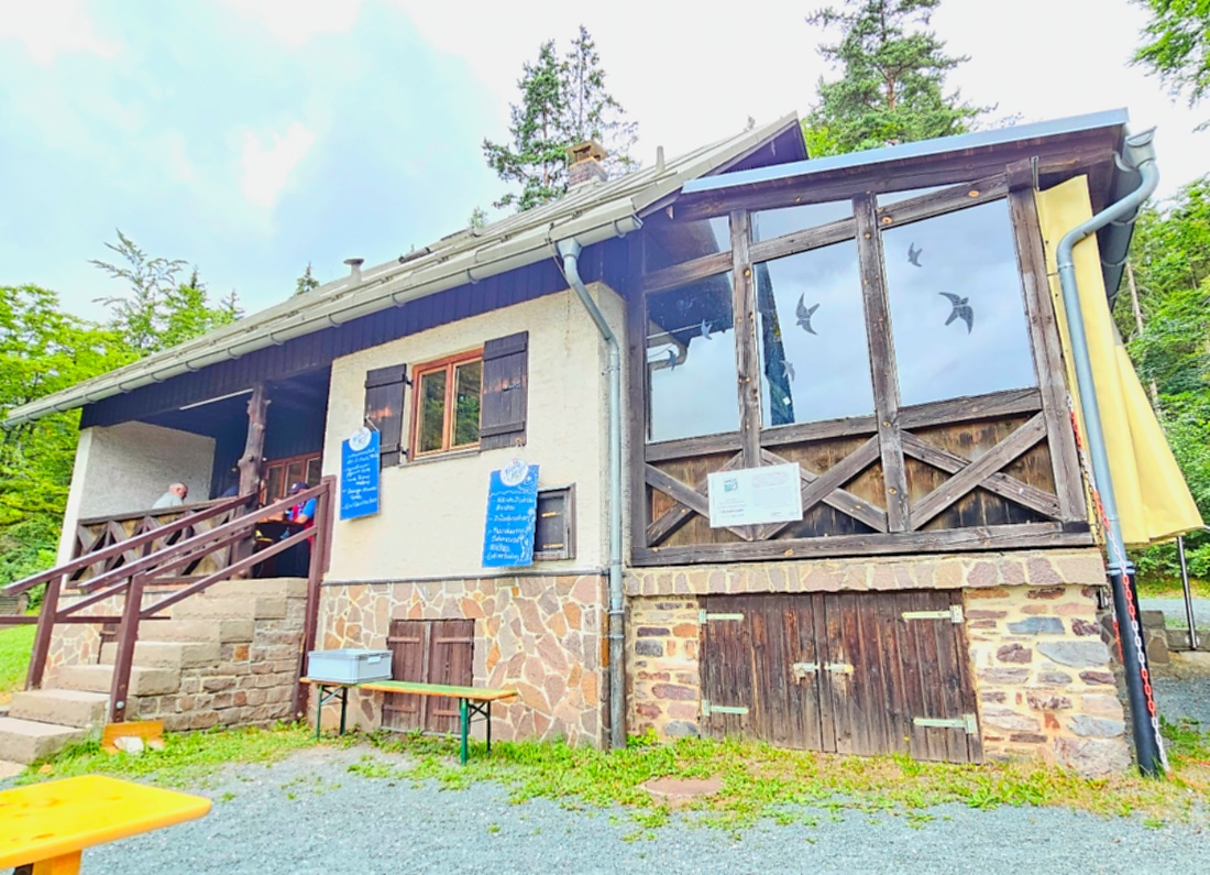 Wanderung zur Gänskopfhütte bei Kirchenpingarten...
Es gibt ca. 800 Meter unterhalb der Gänskopfhütte, nach der Ortschaft  Eckartsreuth,  einen Parkplatz fürs Auto.
Von dort aus gehts dann durch einen mit Stoff-Tieren geschmückten Wald.
Hat man den Anstieg bewältigt, erwartet einen oben die Hütte des FGV.
Betrieben wird diese Hütte mit einer innenliegenden Gaststube und mit Außenbewirtung durch Vereinsmitgliedern des FGV. 
Es gab Kaffee und verschiedene, leckere Kuchen, Bohnensuppe mit Würstchen, Brotzeiten, uvm. zur Auswahl.

Zufällig trafen wir auch noch auf einen herrenlosen, süßen Hund, der später von seinem Herrchen aus dem ca. 4 Kilometer entfernten Kirchenpingarten abgeholt wurde.
Bis zur Abholung hielten wir den Vierbeiner mit Würstchen aus meiner Bohnensuppe und einer geliehenen Hundeleine bei Laune.
Ausfindig gemacht wurde das Herrchen durch einen Aufruf und Bilder der netten Hütten-Wirtin in den sozialen Medien bzw. im FGV-Netzwerk.