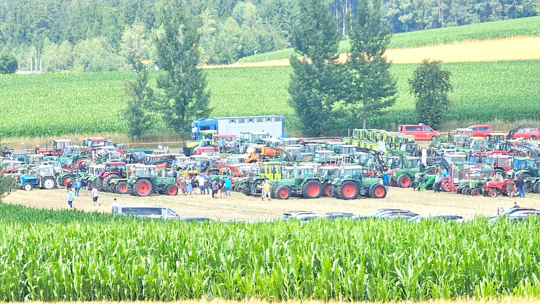 Bilder vom Oldtimer- und Traktortreffen der FFW Oberwappenöst...
Weit über 230 Schlepper und andere Oldtimer machten sich am 18. und 19. Juli 2026 auf nach Oberwappenöst.
Jung und Alt, Familien und Unterstützer der Veranstaltung, trafen sich bei herrlichem Wetter zu einem wunderschönen Tag voller toller Eindrücke.