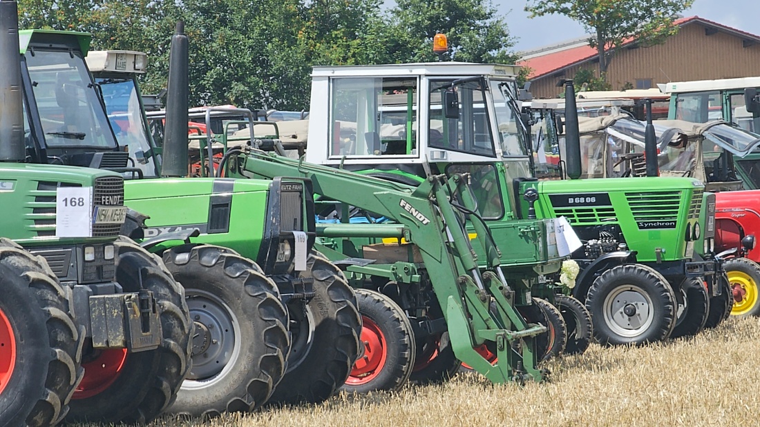 Bilder vom Oldtimer- und Traktortreffen der FFW Oberwappenöst...
Weit über 230 Schlepper und andere Oldtimer machten sich am 18. und 19. Juli 2026 auf nach Oberwappenöst.
Jung und Alt, Familien und Unterstützer der Veranstaltung, trafen sich bei herrlichem Wetter zu einem wunderschönen Tag voller toller Eindrücke.